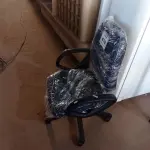LOTE 416 -  01 CADEIRA GIRATÓRIA PARA ESCRITÓRIO. (NO ESTADO) ATENÇÃO! FAZER A VISITAÇÃO ANTES DE ARREMATAR, NÃO SABEMOS SE FUNCIONA. LEILÃO NÃO TEM GARANTIA E NEM DEVOLUÇÃO, SUJEITO A POSSÍVEIS AVARIAS VISÍVEIS/OCULTAS E/OU AUSÊNCIA DE COMPONENTES.