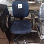 LOTE 371 -  01 CADEIRA GIRATÓRIA PARA ESCRITÓRIO. (NO ESTADO) ATENÇÃO! FAZER A VISITAÇÃO ANTES DE ARREMATAR, NÃO SABEMOS SE FUNCIONA. LEILÃO NÃO TEM GARANTIA E NEM DEVOLUÇÃO, SUJEITO A POSSÍVEIS AVARIAS VISÍVEIS/OCULTAS E/OU AUSÊNCIA DE COMPONENTES.