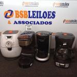 LOTE 103 - 03 CAFETEIRAS MARCAS E MODELOS DIVERSOS E 01 AIR FRYER MARCA PHILCO. (NO ESTADO) ATENÇÃO! FAZER A VISITAÇÃO ANTES DE ARREMATAR, NÃO SABEMOS SE FUNCIONA. LEILÃO NÃO TEM GARANTIA E NEM DEVOLUÇÃO, SUJEITO A POSSÍVEIS AVARIAS VISÍVEIS/OCULTAS E/OU AUSÊNCIA DE COMPONENTES.