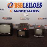 LOTE 124 - 03 TV’S PORTÁTEIS MARCAS E MODELOS DIVERSOS. (NO ESTADO) ATENÇÃO! FAZER A VISITAÇÃO ANTES DE ARREMATAR, NÃO SABEMOS SE FUNCIONA. LEILÃO NÃO TEM GARANTIA E NEM DEVOLUÇÃO, SUJEITO A POSSÍVEIS AVARIAS VISÍVEIS/OCULTAS E/OU AUSÊNCIA DE COMPONENTES.