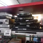 LOTE 399 - 01 LOTE COM DVD’S E VHS DIVERSOS MODELOS.  (NO ESTADO) ATENÇÃO! FAZER A VISITAÇÃO ANTES DE ARREMATAR, NÃO SABEMOS SE FUNCIONA. LEILÃO NÃO TEM GARANTIA E NEM DEVOLUÇÃO, SUJEITO A POSSÍVEIS AVARIAS VISÍVEIS/OCULTAS E/OU AUSÊNCIA DE COMPONENTES.