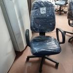 LOTE 373 -  01 CADEIRA GIRATÓRIA PARA ESCRITÓRIO. (NO ESTADO) ATENÇÃO! FAZER A VISITAÇÃO ANTES DE ARREMATAR, NÃO SABEMOS SE FUNCIONA. LEILÃO NÃO TEM GARANTIA E NEM DEVOLUÇÃO, SUJEITO A POSSÍVEIS AVARIAS VISÍVEIS/OCULTAS E/OU AUSÊNCIA DE COMPONENTES.