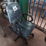 LOTE 290 -  01 CADEIRA GIRATÓRIA PARA ESCRITÓRIO. (NO ESTADO) ATENÇÃO! FAZER A VISITAÇÃO ANTES DE ARREMATAR, NÃO SABEMOS SE FUNCIONA. LEILÃO NÃO TEM GARANTIA E NEM DEVOLUÇÃO, SUJEITO A POSSÍVEIS AVARIAS VISÍVEIS/OCULTAS E/OU AUSÊNCIA DE COMPONENTES.