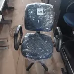LOTE 385 -  01 CADEIRA GIRATÓRIA PARA ESCRITÓRIO. (NO ESTADO) ATENÇÃO! FAZER A VISITAÇÃO ANTES DE ARREMATAR, NÃO SABEMOS SE FUNCIONA. LEILÃO NÃO TEM GARANTIA E NEM DEVOLUÇÃO, SUJEITO A POSSÍVEIS AVARIAS VISÍVEIS/OCULTAS E/OU AUSÊNCIA DE COMPONENTES.
