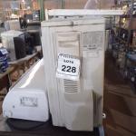 LOTE 228 -  01 AR CONDICIONADO SEM CONTROLE MARCA GREEN 9.000 BTUS. (NO ESTADO) ATENÇÃO! FAZER A VISITAÇÃO ANTES DE ARREMATAR, NÃO SABEMOS SE FUNCIONA. LEILÃO NÃO TEM GARANTIA E NEM DEVOLUÇÃO, SUJEITO A POSSÍVEIS AVARIAS VISÍVEIS/OCULTAS E/OU AUSÊNCIA DE COMPONENTES.