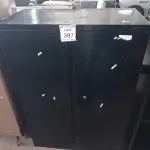LOTE 397 -  01 ARMÁRIO EM AÇO 2 PORTAS (PORTA TRANCADA). (NO ESTADO) ATENÇÃO! FAZER A VISITAÇÃO ANTES DE ARREMATAR, NÃO SABEMOS SE FUNCIONA. LEILÃO NÃO TEM GARANTIA E NEM DEVOLUÇÃO, SUJEITO A POSSÍVEIS AVARIAS VISÍVEIS/OCULTAS E/OU AUSÊNCIA DE COMPONENTES.