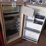 LOTE 398 - 01 GELADEIRA MARCA CONSUL 220V. (NO ESTADO) ATENÇÃO! FAZER A VISITAÇÃO ANTES DE ARREMATAR, NÃO SABEMOS SE FUNCIONA. LEILÃO NÃO TEM GARANTIA E NEM DEVOLUÇÃO, SUJEITO A POSSÍVEIS AVARIAS VISÍVEIS/OCULTAS E/OU AUSÊNCIA DE COMPONENTES.