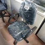 LOTE 375 -  01 CADEIRA GIRATÓRIA PARA ESCRITÓRIO. (NO ESTADO) ATENÇÃO! FAZER A VISITAÇÃO ANTES DE ARREMATAR, NÃO SABEMOS SE FUNCIONA. LEILÃO NÃO TEM GARANTIA E NEM DEVOLUÇÃO, SUJEITO A POSSÍVEIS AVARIAS VISÍVEIS/OCULTAS E/OU AUSÊNCIA DE COMPONENTES.