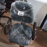 LOTE 379 -  01 CADEIRA GIRATÓRIA PARA ESCRITÓRIO. (NO ESTADO) ATENÇÃO! FAZER A VISITAÇÃO ANTES DE ARREMATAR, NÃO SABEMOS SE FUNCIONA. LEILÃO NÃO TEM GARANTIA E NEM DEVOLUÇÃO, SUJEITO A POSSÍVEIS AVARIAS VISÍVEIS/OCULTAS E/OU AUSÊNCIA DE COMPONENTES.