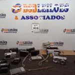 LOTE 406 - 01 LOTE COM CÂMERAS FOTOGRÁFICAS DIGITAIS COM BASES CARREGADORAS DE BATERIA. (NO ESTADO) ATENÇÃO! FAZER A VISITAÇÃO ANTES DE ARREMATAR, NÃO SABEMOS SE FUNCIONA. LEILÃO NÃO TEM GARANTIA E NEM DEVOLUÇÃO, SUJEITO A POSSÍVEIS AVARIAS VISÍVEIS/OCULTAS E/OU AUSÊNCIA DE COMPONENTES.
