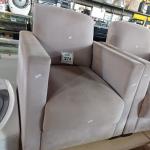 LOTE 274 -  01 POLTRONA ESTOFADA NA COR CINZA. (NO ESTADO) ATENÇÃO! FAZER A VISITAÇÃO ANTES DE ARREMATAR, NÃO SABEMOS SE FUNCIONA. LEILÃO NÃO TEM GARANTIA E NEM DEVOLUÇÃO, SUJEITO A POSSÍVEIS AVARIAS VISÍVEIS/OCULTAS E/OU AUSÊNCIA DE COMPONENTES.