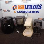 LOTE 119 - 01 BATEDEIRA, 02 CAFETEIRAS E 01 AIR FRYER INCOMPLETAS. (NO ESTADO) ATENÇÃO! FAZER A VISITAÇÃO ANTES DE ARREMATAR, NÃO SABEMOS SE FUNCIONA. LEILÃO NÃO TEM GARANTIA E NEM DEVOLUÇÃO, SUJEITO A POSSÍVEIS AVARIAS VISÍVEIS/OCULTAS E/OU AUSÊNCIA DE COMPONENTES.