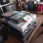LOTE 241 - 01 LOTE COM APARELHOS VHS E DVD’S DIVERSOS.  (NO ESTADO) ATENÇÃO! FAZER A VISITAÇÃO ANTES DE ARREMATAR, NÃO SABEMOS SE FUNCIONA. LEILÃO NÃO TEM GARANTIA E NEM DEVOLUÇÃO, SUJEITO A POSSÍVEIS AVARIAS VISÍVEIS/OCULTAS E/OU AUSÊNCIA DE COMPONENTES.