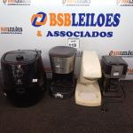LOTE 119 - 01 BATEDEIRA, 02 CAFETEIRAS E 01 AIR FRYER INCOMPLETAS. (NO ESTADO) ATENÇÃO! FAZER A VISITAÇÃO ANTES DE ARREMATAR, NÃO SABEMOS SE FUNCIONA. LEILÃO NÃO TEM GARANTIA E NEM DEVOLUÇÃO, SUJEITO A POSSÍVEIS AVARIAS VISÍVEIS/OCULTAS E/OU AUSÊNCIA DE COMPONENTES.