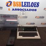 LOTE 180 - 01 MÁQUINA DE ESCREVER ELÉTRICA OLIVETTE ET PERSONAL 50. (NO ESTADO) ATENÇÃO! FAZER A VISITAÇÃO ANTES DE ARREMATAR, NÃO SABEMOS SE FUNCIONA. LEILÃO NÃO TEM GARANTIA E NEM DEVOLUÇÃO, SUJEITO A POSSÍVEIS AVARIAS VISÍVEIS/OCULTAS E/OU AUSÊNCIA DE COMPONENTES.