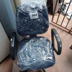 LOTE 364 -  01 CADEIRA GIRATÓRIA PARA ESCRITÓRIO. (NO ESTADO) ATENÇÃO! FAZER A VISITAÇÃO ANTES DE ARREMATAR, NÃO SABEMOS SE FUNCIONA. LEILÃO NÃO TEM GARANTIA E NEM DEVOLUÇÃO, SUJEITO A POSSÍVEIS AVARIAS VISÍVEIS/OCULTAS E/OU AUSÊNCIA DE COMPONENTES.