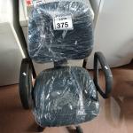 LOTE 375 -  01 CADEIRA GIRATÓRIA PARA ESCRITÓRIO. (NO ESTADO) ATENÇÃO! FAZER A VISITAÇÃO ANTES DE ARREMATAR, NÃO SABEMOS SE FUNCIONA. LEILÃO NÃO TEM GARANTIA E NEM DEVOLUÇÃO, SUJEITO A POSSÍVEIS AVARIAS VISÍVEIS/OCULTAS E/OU AUSÊNCIA DE COMPONENTES.