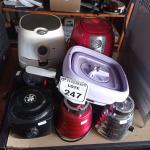 LOTE 247 -  01 LOTE COM AIR FRYER E BASES DE LIQUIDIFICADORES. (NO ESTADO) ATENÇÃO! FAZER A VISITAÇÃO ANTES DE ARREMATAR, NÃO SABEMOS SE FUNCIONA. LEILÃO NÃO TEM GARANTIA E NEM DEVOLUÇÃO, SUJEITO A POSSÍVEIS AVARIAS VISÍVEIS/OCULTAS E/OU AUSÊNCIA DE COMPONENTES.