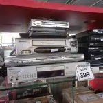 LOTE 399 - 01 LOTE COM DVD’S E VHS DIVERSOS MODELOS.  (NO ESTADO) ATENÇÃO! FAZER A VISITAÇÃO ANTES DE ARREMATAR, NÃO SABEMOS SE FUNCIONA. LEILÃO NÃO TEM GARANTIA E NEM DEVOLUÇÃO, SUJEITO A POSSÍVEIS AVARIAS VISÍVEIS/OCULTAS E/OU AUSÊNCIA DE COMPONENTES.
