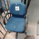 LOTE 363 -  01 CADEIRA GIRATÓRIA PARA ESCRITÓRIO. (NO ESTADO) ATENÇÃO! FAZER A VISITAÇÃO ANTES DE ARREMATAR, NÃO SABEMOS SE FUNCIONA. LEILÃO NÃO TEM GARANTIA E NEM DEVOLUÇÃO, SUJEITO A POSSÍVEIS AVARIAS VISÍVEIS/OCULTAS E/OU AUSÊNCIA DE COMPONENTES.