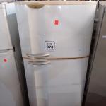 LOTE 370 - 01 GELADEIRA FROST FREE DF 35 COM AVARIAS. (NO ESTADO) ATENÇÃO! FAZER A VISITAÇÃO ANTES DE ARREMATAR, NÃO SABEMOS SE FUNCIONA. LEILÃO NÃO TEM GARANTIA E NEM DEVOLUÇÃO, SUJEITO A POSSÍVEIS AVARIAS VISÍVEIS/OCULTAS E/OU AUSÊNCIA DE COMPONENTES.