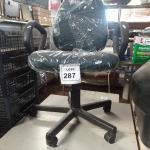 LOTE 287 -  01 CADEIRA GIRATÓRIA PARA ESCRITÓRIO. (NO ESTADO) ATENÇÃO! FAZER A VISITAÇÃO ANTES DE ARREMATAR, NÃO SABEMOS SE FUNCIONA. LEILÃO NÃO TEM GARANTIA E NEM DEVOLUÇÃO, SUJEITO A POSSÍVEIS AVARIAS VISÍVEIS/OCULTAS E/OU AUSÊNCIA DE COMPONENTES.
