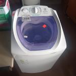 LOTE 328 - 01 MÁQUINA DE LAVAR ROUPAS ELECTROLUX 8 KG. (NO ESTADO) ATENÇÃO! FAZER A VISITAÇÃO ANTES DE ARREMATAR, NÃO SABEMOS SE FUNCIONA. LEILÃO NÃO TEM GARANTIA E NEM DEVOLUÇÃO, SUJEITO A POSSÍVEIS AVARIAS VISÍVEIS/OCULTAS E/OU AUSÊNCIA DE COMPONENTES.