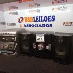 LOTE 417 - 02 APARELHOS DE SOM COM 2 CAIXAS. (NO ESTADO) ATENÇÃO! FAZER A VISITAÇÃO ANTES DE ARREMATAR, NÃO SABEMOS SE FUNCIONA. LEILÃO NÃO TEM GARANTIA E NEM DEVOLUÇÃO, SUJEITO A POSSÍVEIS AVARIAS VISÍVEIS/OCULTAS E/OU AUSÊNCIA DE COMPONENTES.