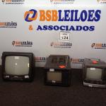 LOTE 124 - 03 TV’S PORTÁTEIS MARCAS E MODELOS DIVERSOS. (NO ESTADO) ATENÇÃO! FAZER A VISITAÇÃO ANTES DE ARREMATAR, NÃO SABEMOS SE FUNCIONA. LEILÃO NÃO TEM GARANTIA E NEM DEVOLUÇÃO, SUJEITO A POSSÍVEIS AVARIAS VISÍVEIS/OCULTAS E/OU AUSÊNCIA DE COMPONENTES.