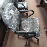 LOTE 381 -  01 CADEIRA GIRATÓRIA PARA ESCRITÓRIO. (NO ESTADO) ATENÇÃO! FAZER A VISITAÇÃO ANTES DE ARREMATAR, NÃO SABEMOS SE FUNCIONA. LEILÃO NÃO TEM GARANTIA E NEM DEVOLUÇÃO, SUJEITO A POSSÍVEIS AVARIAS VISÍVEIS/OCULTAS E/OU AUSÊNCIA DE COMPONENTES.