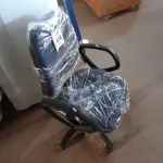 LOTE 416 -  01 CADEIRA GIRATÓRIA PARA ESCRITÓRIO. (NO ESTADO) ATENÇÃO! FAZER A VISITAÇÃO ANTES DE ARREMATAR, NÃO SABEMOS SE FUNCIONA. LEILÃO NÃO TEM GARANTIA E NEM DEVOLUÇÃO, SUJEITO A POSSÍVEIS AVARIAS VISÍVEIS/OCULTAS E/OU AUSÊNCIA DE COMPONENTES.