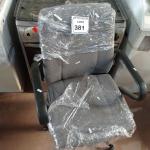 LOTE 381 -  01 CADEIRA GIRATÓRIA PARA ESCRITÓRIO. (NO ESTADO) ATENÇÃO! FAZER A VISITAÇÃO ANTES DE ARREMATAR, NÃO SABEMOS SE FUNCIONA. LEILÃO NÃO TEM GARANTIA E NEM DEVOLUÇÃO, SUJEITO A POSSÍVEIS AVARIAS VISÍVEIS/OCULTAS E/OU AUSÊNCIA DE COMPONENTES.
