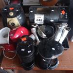 LOTE 243 - 01 MÁQUINA DE PÃO, 01 AIR FRYER, E CAFETEIRAS COM AVARIAS.  (NO ESTADO) ATENÇÃO! FAZER A VISITAÇÃO ANTES DE ARREMATAR, NÃO SABEMOS SE FUNCIONA. LEILÃO NÃO TEM GARANTIA E NEM DEVOLUÇÃO, SUJEITO A POSSÍVEIS AVARIAS VISÍVEIS/OCULTAS E/OU AUSÊNCIA DE COMPONENTES.