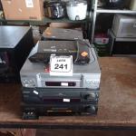LOTE 241 - 01 LOTE COM APARELHOS VHS E DVD’S DIVERSOS.  (NO ESTADO) ATENÇÃO! FAZER A VISITAÇÃO ANTES DE ARREMATAR, NÃO SABEMOS SE FUNCIONA. LEILÃO NÃO TEM GARANTIA E NEM DEVOLUÇÃO, SUJEITO A POSSÍVEIS AVARIAS VISÍVEIS/OCULTAS E/OU AUSÊNCIA DE COMPONENTES.