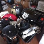 LOTE 243 - 01 MÁQUINA DE PÃO, 01 AIR FRYER, E CAFETEIRAS COM AVARIAS.  (NO ESTADO) ATENÇÃO! FAZER A VISITAÇÃO ANTES DE ARREMATAR, NÃO SABEMOS SE FUNCIONA. LEILÃO NÃO TEM GARANTIA E NEM DEVOLUÇÃO, SUJEITO A POSSÍVEIS AVARIAS VISÍVEIS/OCULTAS E/OU AUSÊNCIA DE COMPONENTES.