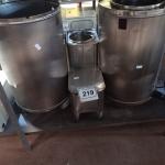 LOTE 219 - 03 CAFETEIRAS EM INOX.  (NO ESTADO) ATENÇÃO! FAZER A VISITAÇÃO ANTES DE ARREMATAR, NÃO SABEMOS SE FUNCIONA. LEILÃO NÃO TEM GARANTIA E NEM DEVOLUÇÃO, SUJEITO A POSSÍVEIS AVARIAS VISÍVEIS/OCULTAS E/OU AUSÊNCIA DE COMPONENTES.