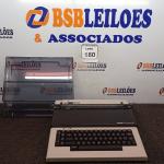 LOTE 180 - 01 MÁQUINA DE ESCREVER ELÉTRICA OLIVETTE ET PERSONAL 50. (NO ESTADO) ATENÇÃO! FAZER A VISITAÇÃO ANTES DE ARREMATAR, NÃO SABEMOS SE FUNCIONA. LEILÃO NÃO TEM GARANTIA E NEM DEVOLUÇÃO, SUJEITO A POSSÍVEIS AVARIAS VISÍVEIS/OCULTAS E/OU AUSÊNCIA DE COMPONENTES.