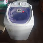 LOTE 328 - 01 MÁQUINA DE LAVAR ROUPAS ELECTROLUX 8 KG. (NO ESTADO) ATENÇÃO! FAZER A VISITAÇÃO ANTES DE ARREMATAR, NÃO SABEMOS SE FUNCIONA. LEILÃO NÃO TEM GARANTIA E NEM DEVOLUÇÃO, SUJEITO A POSSÍVEIS AVARIAS VISÍVEIS/OCULTAS E/OU AUSÊNCIA DE COMPONENTES.