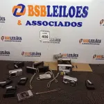 LOTE 406 - 01 LOTE COM CÂMERAS FOTOGRÁFICAS DIGITAIS COM BASES CARREGADORAS DE BATERIA. (NO ESTADO) ATENÇÃO! FAZER A VISITAÇÃO ANTES DE ARREMATAR, NÃO SABEMOS SE FUNCIONA. LEILÃO NÃO TEM GARANTIA E NEM DEVOLUÇÃO, SUJEITO A POSSÍVEIS AVARIAS VISÍVEIS/OCULTAS E/OU AUSÊNCIA DE COMPONENTES.