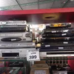 LOTE 399 - 01 LOTE COM DVD’S E VHS DIVERSOS MODELOS.  (NO ESTADO) ATENÇÃO! FAZER A VISITAÇÃO ANTES DE ARREMATAR, NÃO SABEMOS SE FUNCIONA. LEILÃO NÃO TEM GARANTIA E NEM DEVOLUÇÃO, SUJEITO A POSSÍVEIS AVARIAS VISÍVEIS/OCULTAS E/OU AUSÊNCIA DE COMPONENTES.