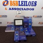 LOTE 246 - 05 REFLETORES DE LED AMBIENTE EXTERNO 100W CADA(NOVO). (NO ESTADO) ATENÇÃO! FAZER A VISITAÇÃO ANTES DE ARREMATAR, NÃO SABEMOS SE FUNCIONA. LEILÃO NÃO TEM GARANTIA E NEM DEVOLUÇÃO, SUJEITO A POSSÍVEIS AVARIAS VISÍVEIS/OCULTAS E/OU AUSÊNCIA DE COMPONENTES.
