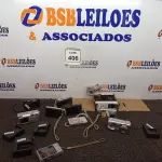 LOTE 406 - 01 LOTE COM CÂMERAS FOTOGRÁFICAS DIGITAIS COM BASES CARREGADORAS DE BATERIA. (NO ESTADO) ATENÇÃO! FAZER A VISITAÇÃO ANTES DE ARREMATAR, NÃO SABEMOS SE FUNCIONA. LEILÃO NÃO TEM GARANTIA E NEM DEVOLUÇÃO, SUJEITO A POSSÍVEIS AVARIAS VISÍVEIS/OCULTAS E/OU AUSÊNCIA DE COMPONENTES.