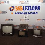 LOTE 124 - 03 TV’S PORTÁTEIS MARCAS E MODELOS DIVERSOS. (NO ESTADO) ATENÇÃO! FAZER A VISITAÇÃO ANTES DE ARREMATAR, NÃO SABEMOS SE FUNCIONA. LEILÃO NÃO TEM GARANTIA E NEM DEVOLUÇÃO, SUJEITO A POSSÍVEIS AVARIAS VISÍVEIS/OCULTAS E/OU AUSÊNCIA DE COMPONENTES.