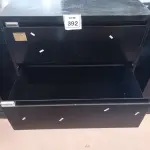 LOTE 392 - 01 ARMÁRIO EM AÇO 3 GAVETAS. (NO ESTADO) ATENÇÃO! FAZER A VISITAÇÃO ANTES DE ARREMATAR, NÃO SABEMOS SE FUNCIONA. LEILÃO NÃO TEM GARANTIA E NEM DEVOLUÇÃO, SUJEITO A POSSÍVEIS AVARIAS VISÍVEIS/OCULTAS E/OU AUSÊNCIA DE COMPONENTES.