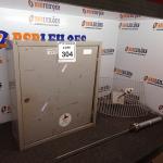 LOTE 304 - 01 QUADRO ELÉTRICO E 01 ANTENA VIA A RÁDIO.  (NO ESTADO) ATENÇÃO! FAZER A VISITAÇÃO ANTES DE ARREMATAR, NÃO SABEMOS SE FUNCIONA. LEILÃO NÃO TEM GARANTIA E NEM DEVOLUÇÃO, SUJEITO A POSSÍVEIS AVARIAS VISÍVEIS/OCULTAS E/OU AUSÊNCIA DE COMPONENTES.