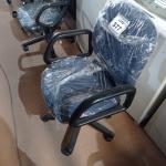 LOTE 377 -  01 CADEIRA GIRATÓRIA PARA ESCRITÓRIO. (NO ESTADO) ATENÇÃO! FAZER A VISITAÇÃO ANTES DE ARREMATAR, NÃO SABEMOS SE FUNCIONA. LEILÃO NÃO TEM GARANTIA E NEM DEVOLUÇÃO, SUJEITO A POSSÍVEIS AVARIAS VISÍVEIS/OCULTAS E/OU AUSÊNCIA DE COMPONENTES.