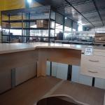 LOTE 454 - 01 MESA DE CANTO COM 02 GAVETAS EM MADEIRA PARA ESCRITÓRIO. (NO ESTADO) ATENÇÃO! FAZER A VISITAÇÃO ANTES DE ARREMATAR, NÃO SABEMOS SE FUNCIONA. LEILÃO NÃO TEM GARANTIA E NEM DEVOLUÇÃO, SUJEITO A POSSÍVEIS AVARIAS VISÍVEIS/OCULTAS E/OU AUSÊNCIA DE COMPONENTES.