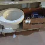 LOTE 158 - 01 LOTE COM VÁRIAS LUMINÁRIAS DE EMBUTIR AR111 MARCA ANDELI COM REATORES E 01 VASO SANITÁRIO.  (NO ESTADO) ATENÇÃO! FAZER A VISITAÇÃO ANTES DE ARREMATAR, NÃO SABEMOS SE FUNCIONA. LEILÃO NÃO TEM GARANTIA E NEM DEVOLUÇÃO, SUJEITO A POSSÍVEIS AVARIAS VISÍVEIS/OCULTAS E/OU AUSÊNCIA DE COMPONENTES.
