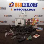 LOTE 028 - 01 CAIXA COM 02 MICROFONES, FONTE, CABOS DIVERSOS E BATERIA PORTÁTIL. (NO ESTADO) ATENÇÃO! FAZER A VISITAÇÃO ANTES DE ARREMATAR, NÃO SABEMOS SE FUNCIONA. LEILÃO NÃO TEM GARANTIA E NEM DEVOLUÇÃO, SUJEITO A POSSÍVEIS AVARIAS VISÍVEIS/OCULTAS E/OU AUSÊNCIA DE COMPONENTES.