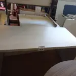 LOTE 464 - 01 MESA EM MADEIRA PARA ESCRITÓRIO. (NO ESTADO) ATENÇÃO! FAZER A VISITAÇÃO ANTES DE ARREMATAR, NÃO SABEMOS SE FUNCIONA. LEILÃO NÃO TEM GARANTIA E NEM DEVOLUÇÃO, SUJEITO A POSSÍVEIS AVARIAS VISÍVEIS/OCULTAS E/OU AUSÊNCIA DE COMPONENTES.